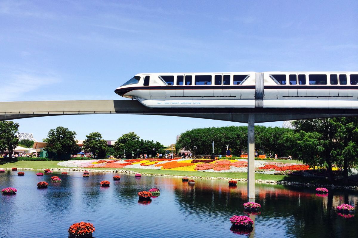 Monorail Disney Orlando que liga hotéis com os parques