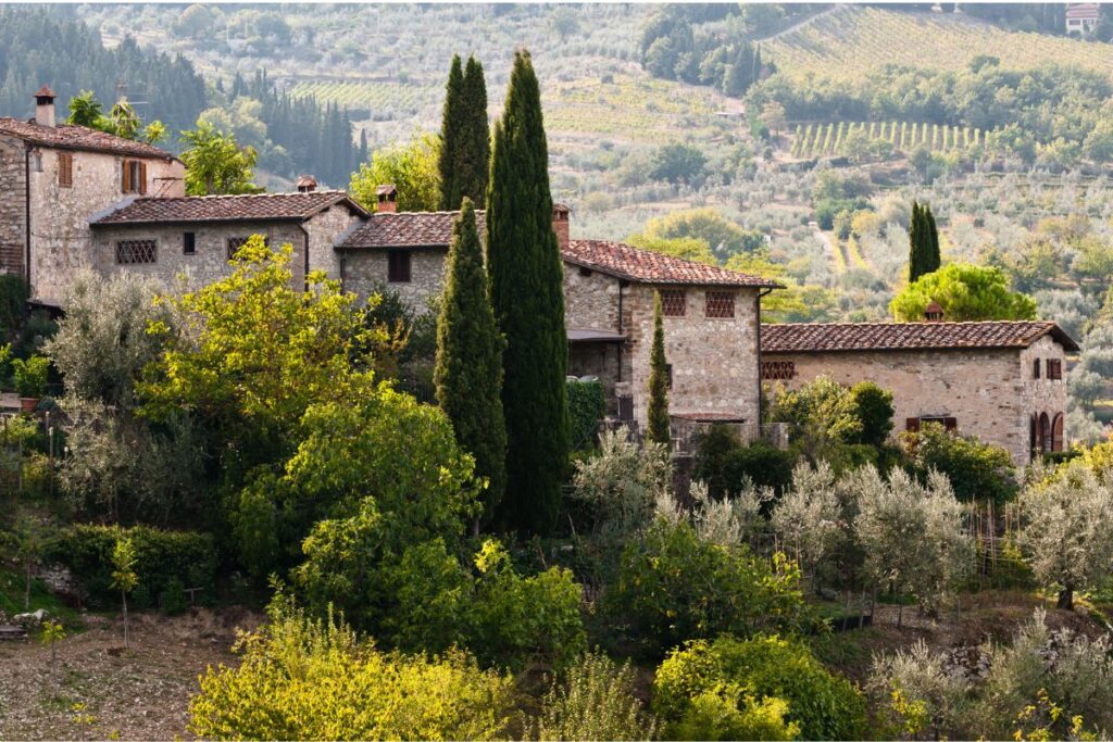 Edifícios históricos no borgo de Montefioralle, na Toscana