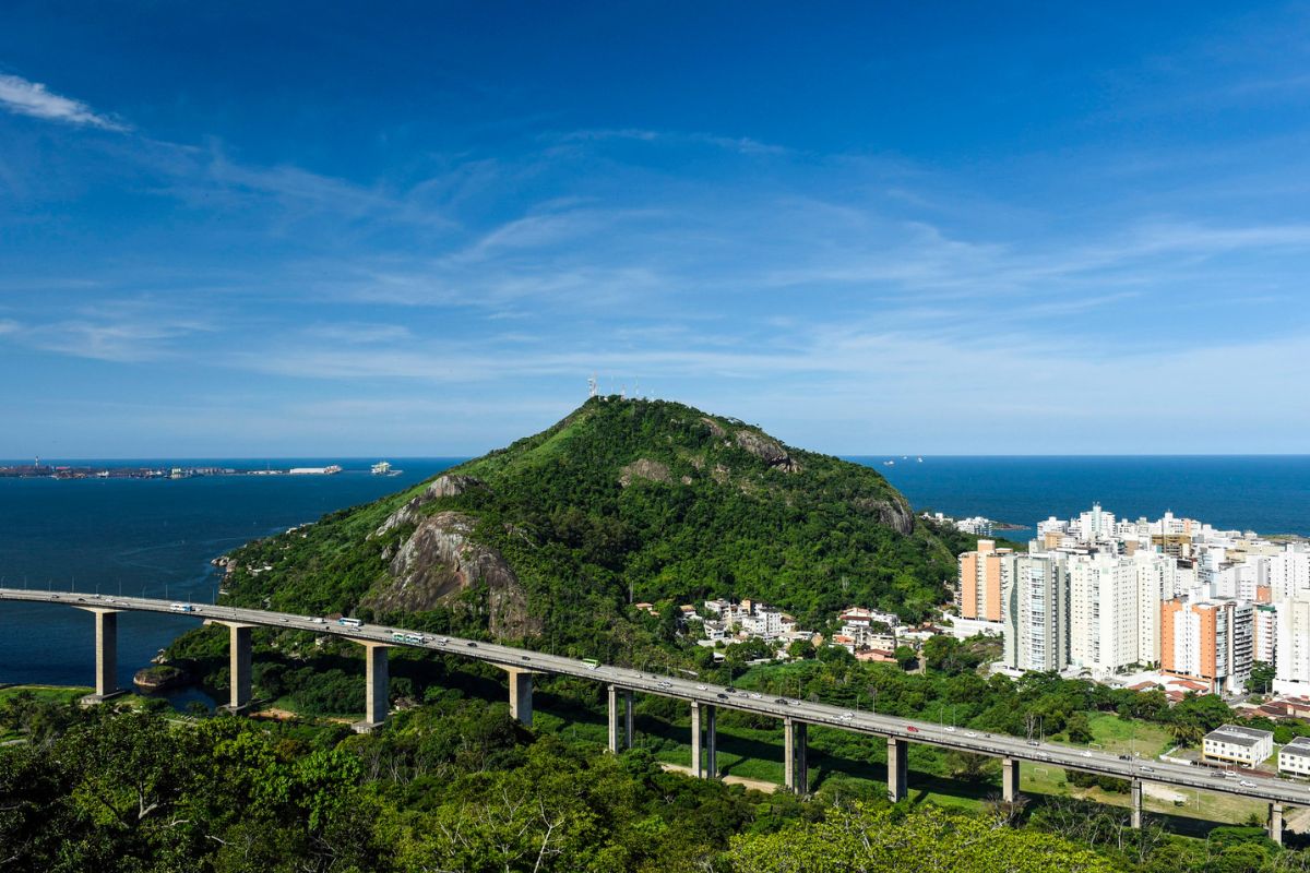 Imagem panorâmica do Morro do Moreno, em Vila Velha