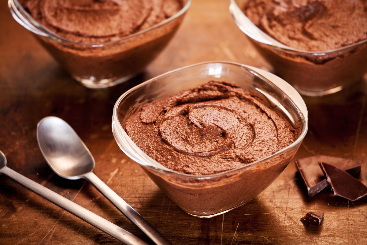 Porções de mousse de chocolate