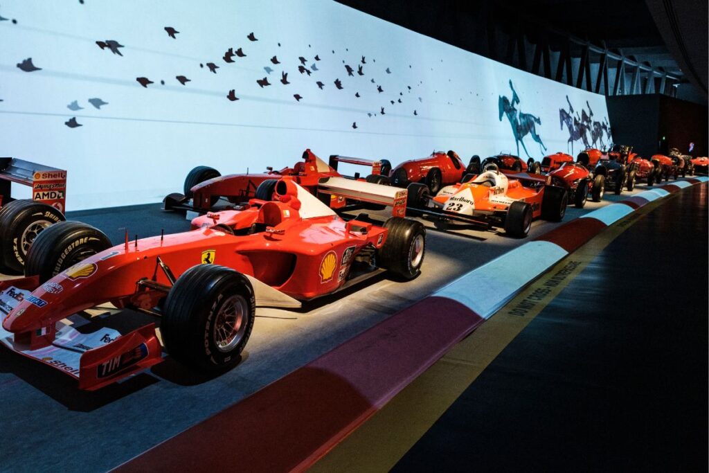 Carros de Fórmula 1 no Museu Nacional de Automóveis em Turim, na Itália