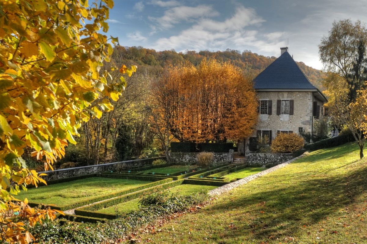 Casa que abriga Museu Charmettes em meio à natureza