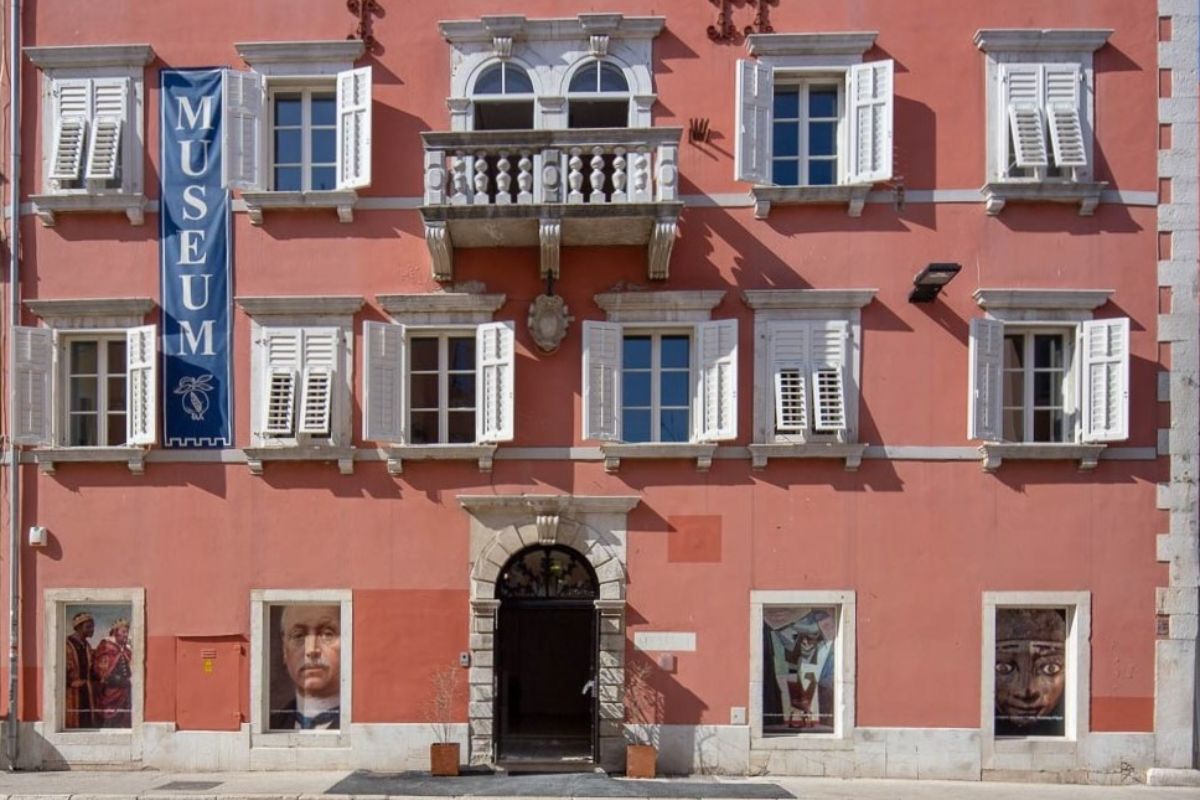 Fachada do Museu Cívico, em Rovinj