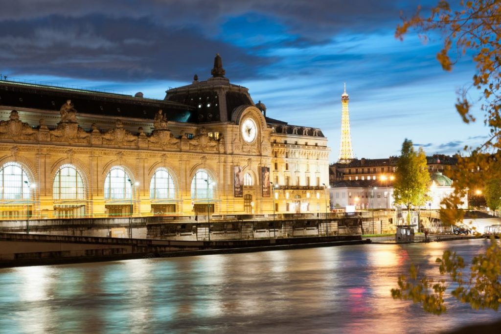 Fachada do Museu de Orsay em frente ao Sena