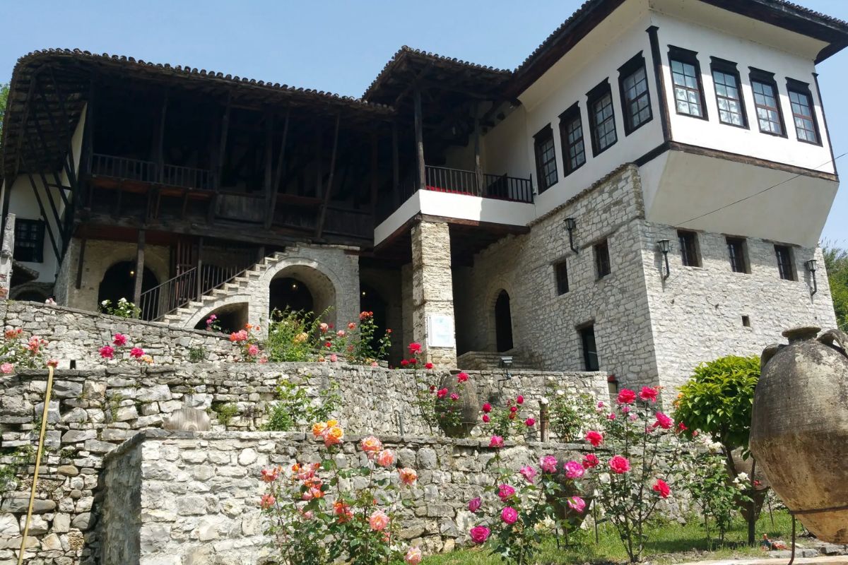 Edifício histórico do Museu Etnográfico de Berat, na Albânia