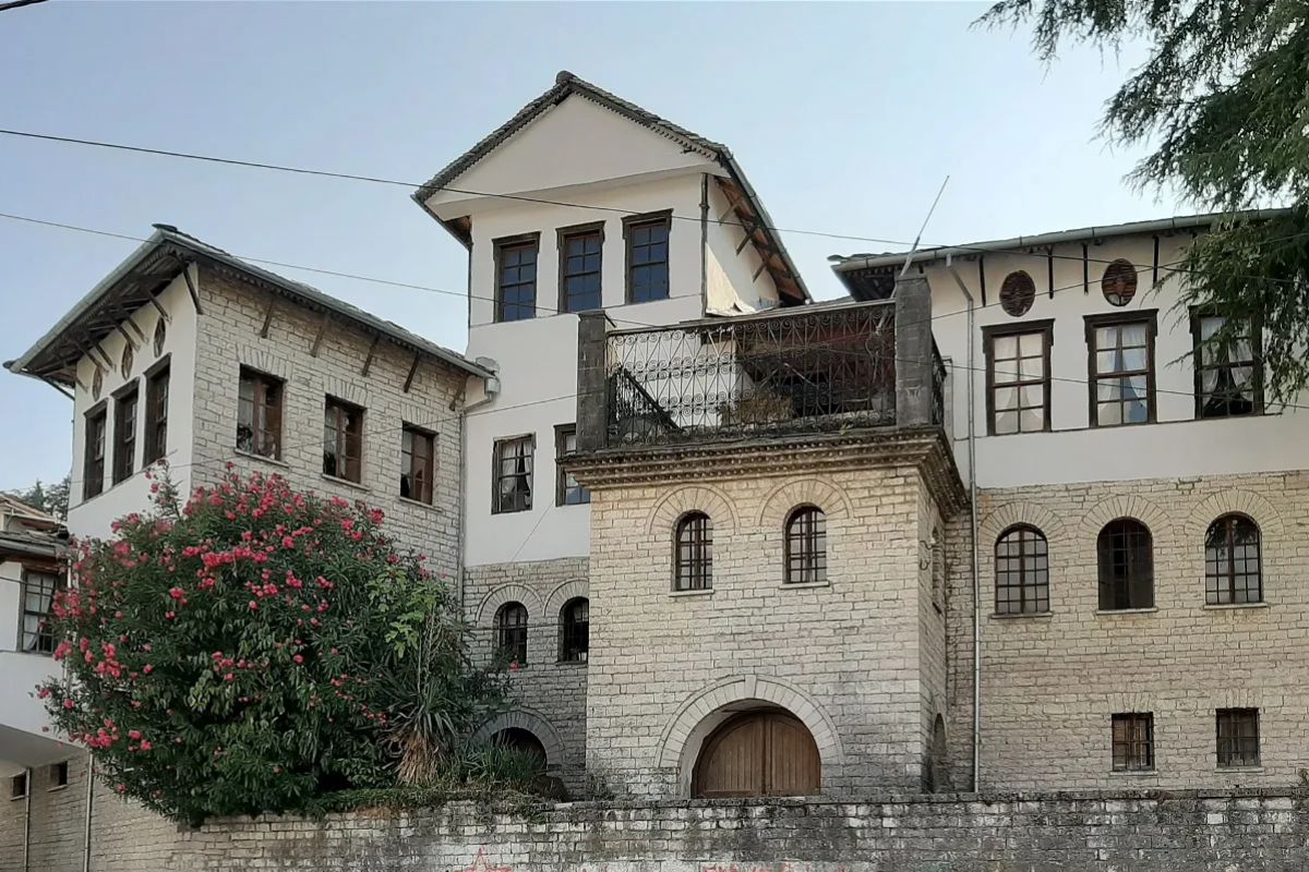 Fachada do Museu Etnográfico de Gjirokastër, Albânia