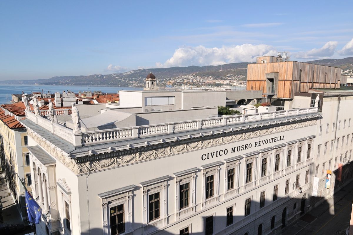 Fachada de edifício histórico que abriga o Museu Revoltella