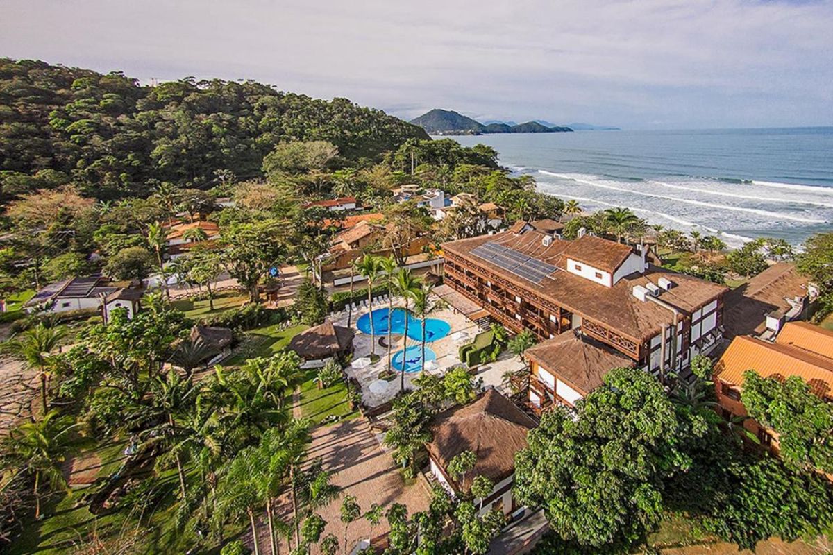 Imagem aérea do hotel Nacional Inn Ubatuba, localizado de frente para o mar