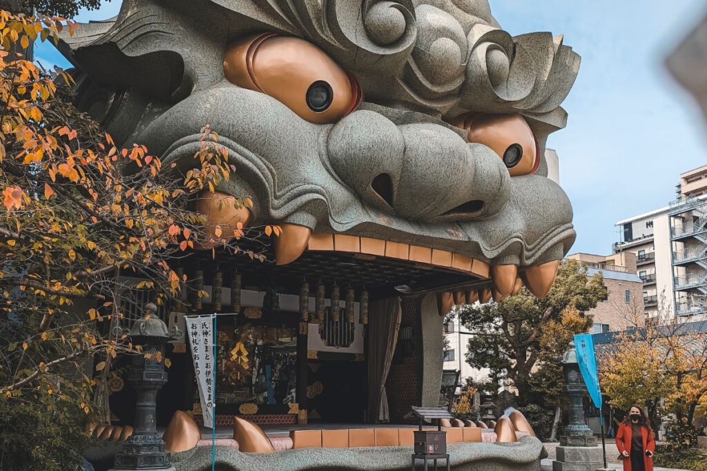 Grande escultura de um leão com a boca aberta no Santuário Namba Yasaka