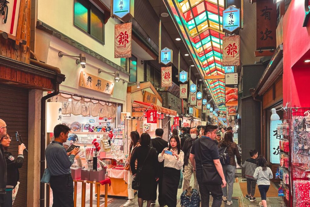 Corredor movimentado no Nishiki Market, em Quioto