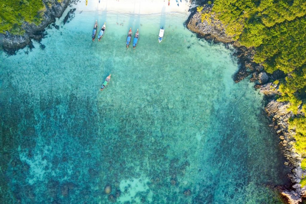 Vista aérea de Nui Beach, nas Phi Phi Islands