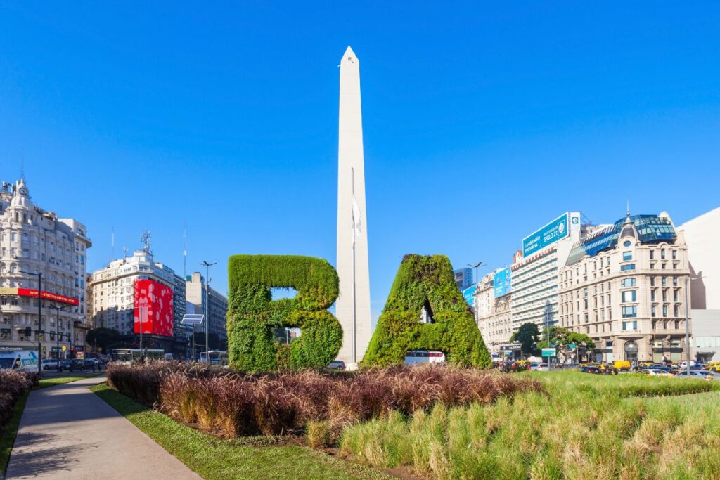 Obelisco com o letreiro "B.A." na Avenida 9 de Julho, em Buenos Aires