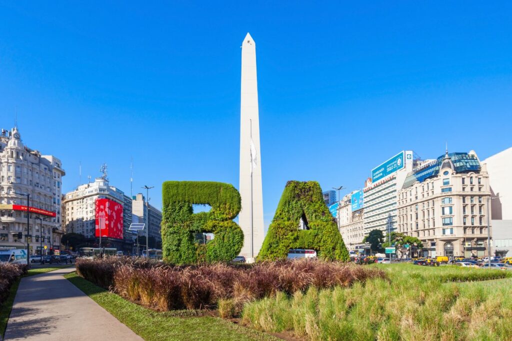 Obelisco com o letreiro 