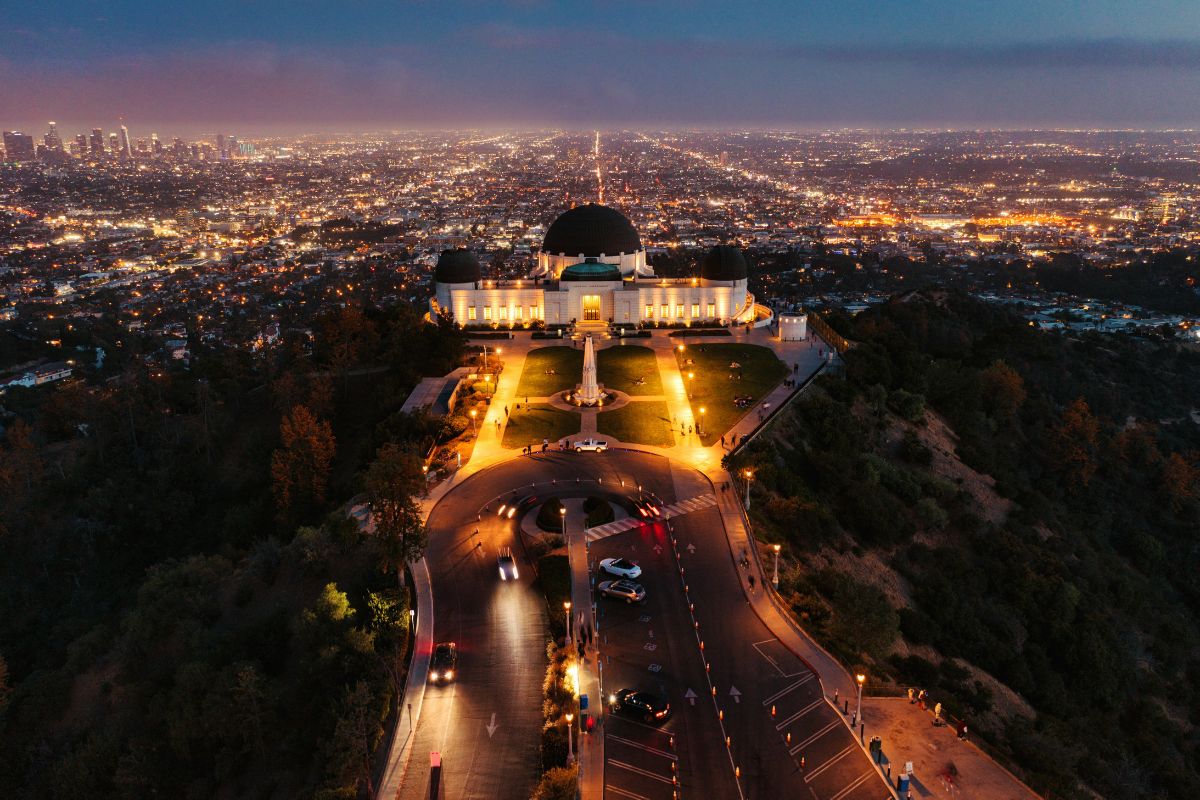 Panorama do Observatório Griffith à noite, em Los Angeles