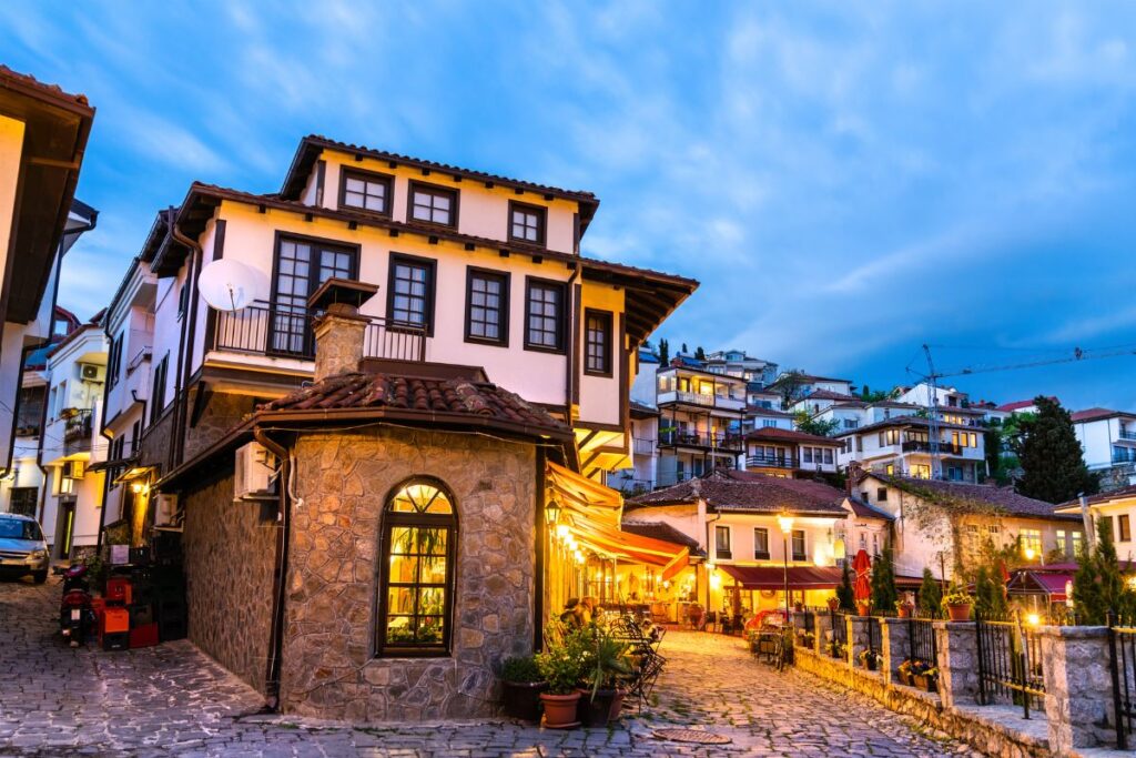 Ruas de pedra no centro de Ohrid, na Macedônia do Norte