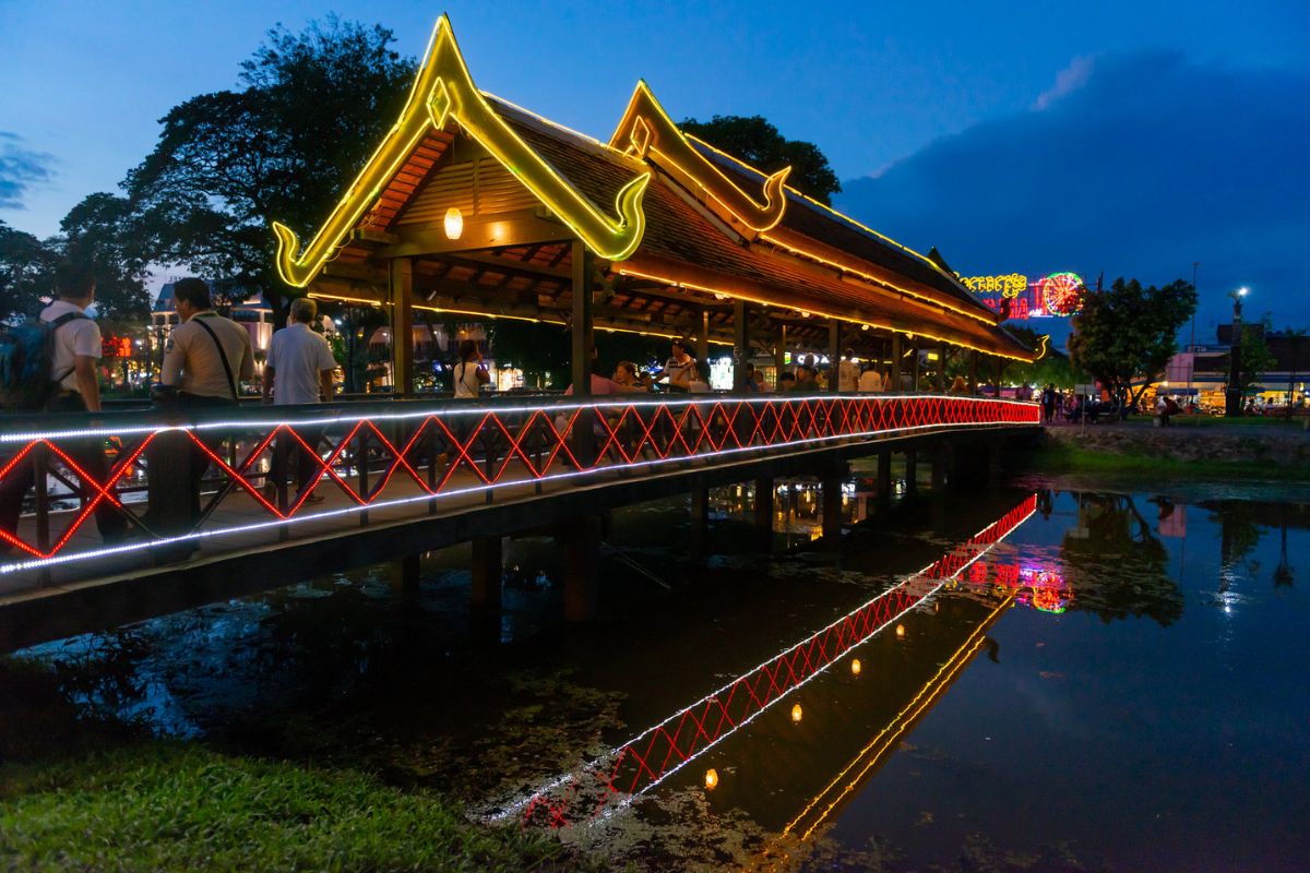 Movimento na Old Market Bridge, em Siem Reap, à noite