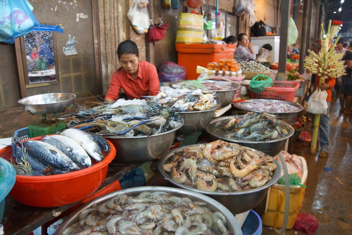 Vendedora de peixe no Old Market de Siem Reap