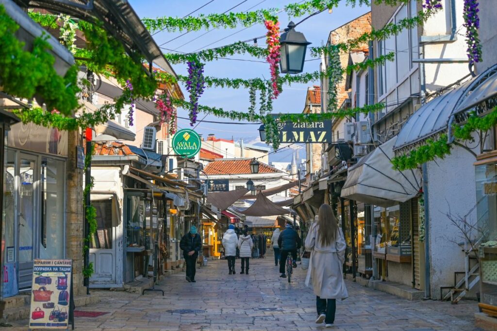 Viela no Old Bazaar, em Skopje, na Macedônia do Norte