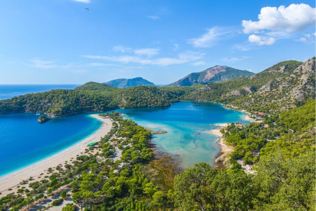 Praia de Ölüdeniz em Fethiye, na Turquia