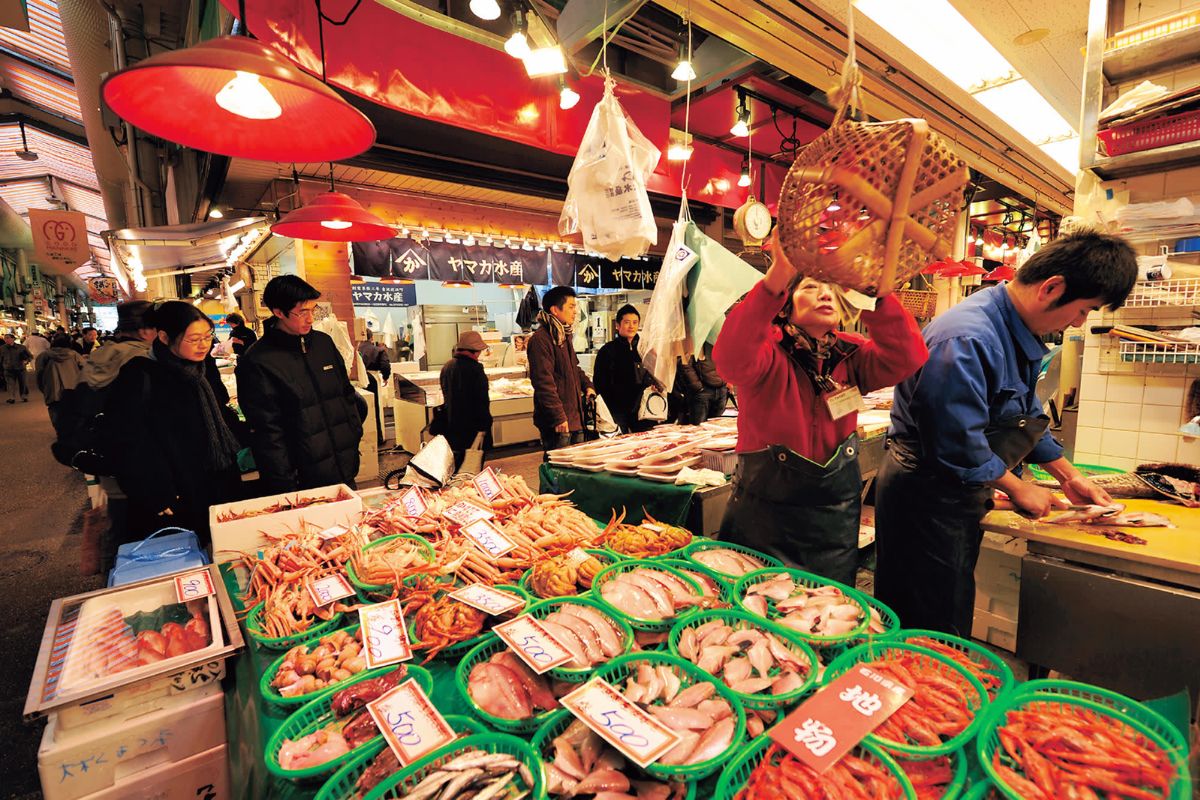 Barraca de peixe no mercado de Kanazawa, Japão