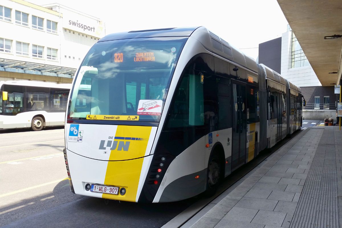 Ônibus da viação Lijn estacionado em frente ao aeroporto de Bruxelas