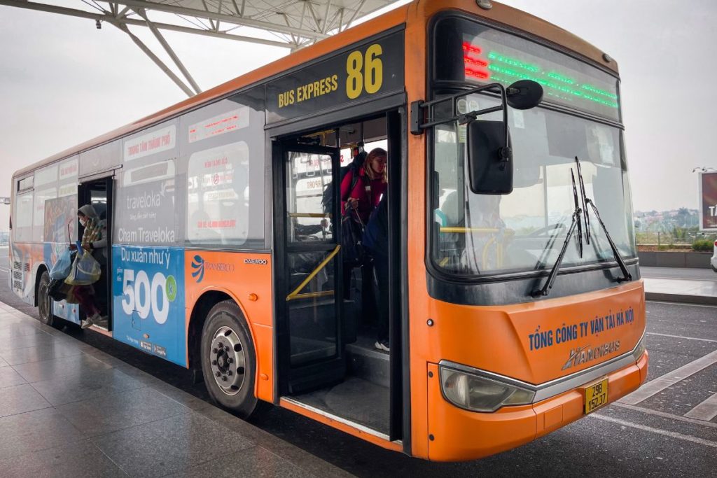 Bus Express 86 chegando no Aeroporto de Hanói