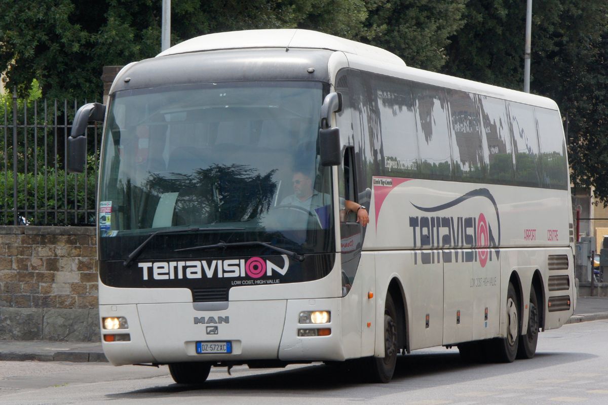 Ônibus Terravision no caminho entre aeroporto de Bergamo e Milão