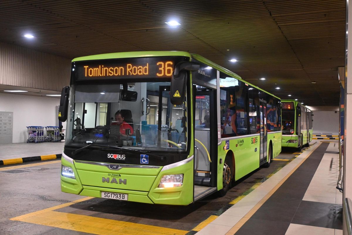 Ônibus em ponto do Aeroporto de Singapura