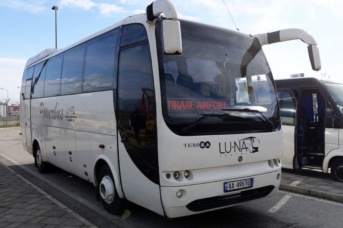 Ônibus da Luna Travel no Aeroporto Internacional de Tirana