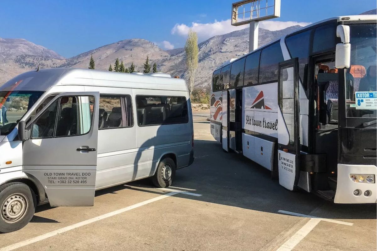 Ônibus e van de transporte rodoviário da Albânia