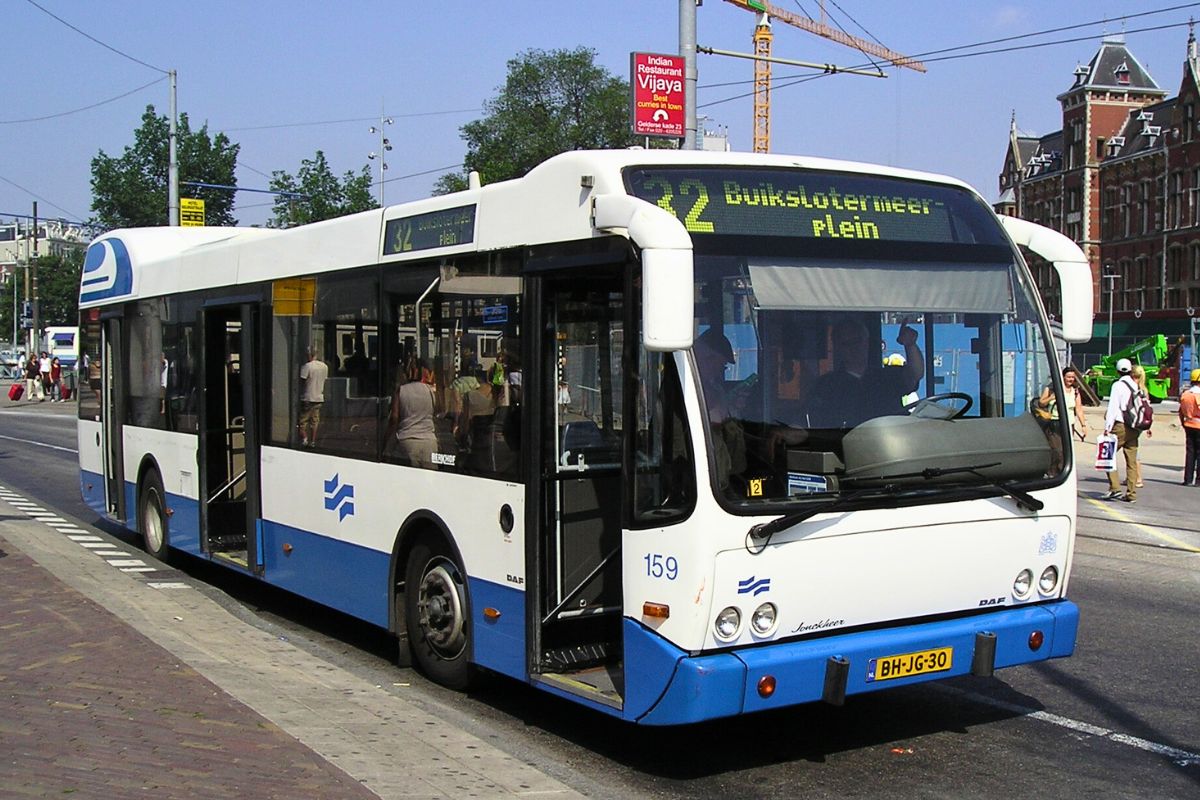 Ônibus de Amsterdam parado em rua da cidade