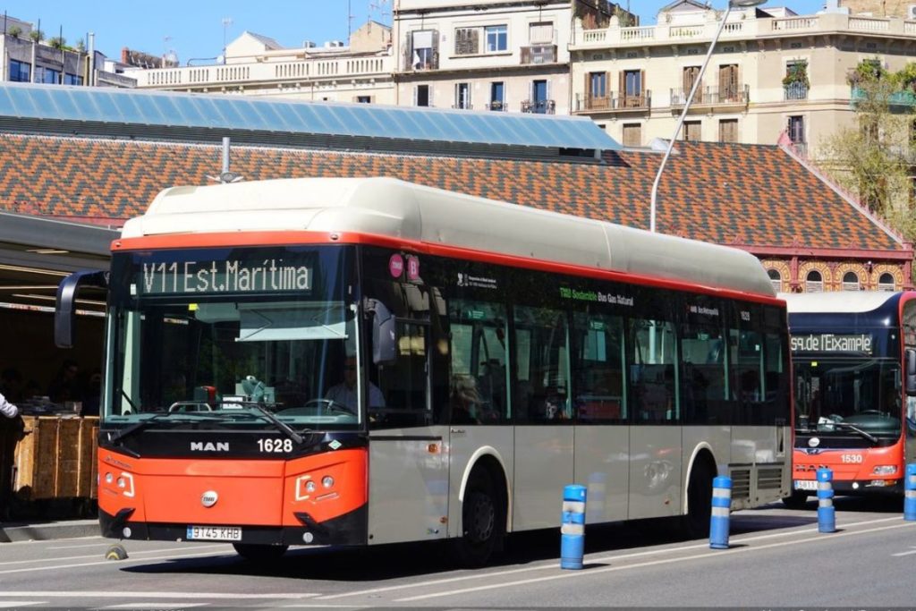 Ônibus nas ruas de Barcelona