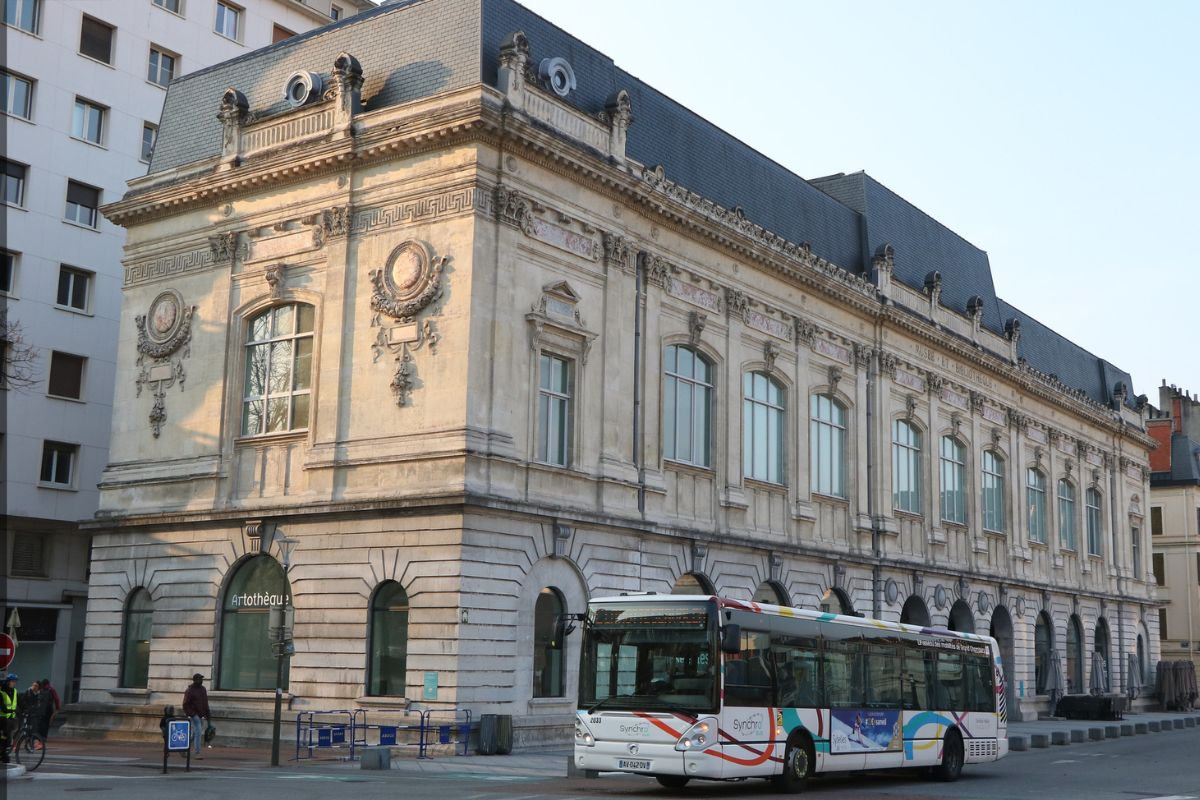Ônibus de Chambéry em fente ao Museu de Belas Artes