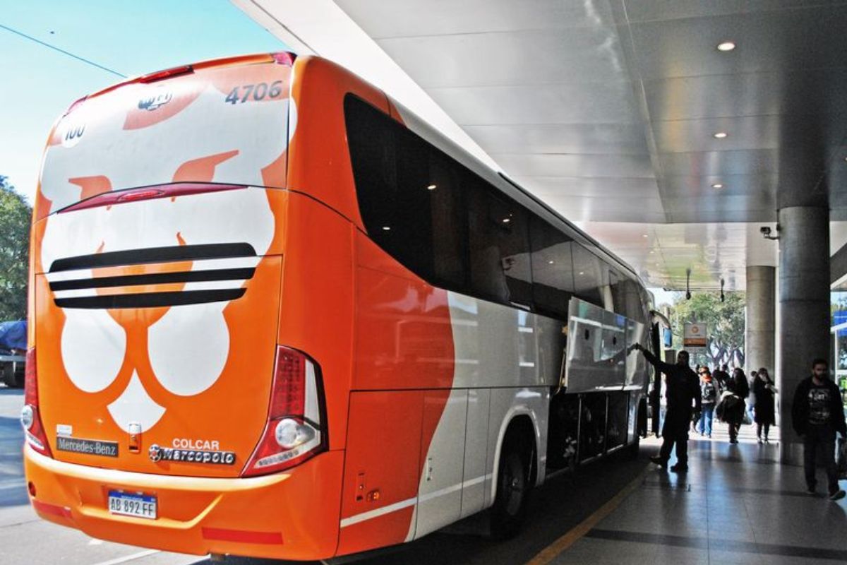Ônibus da Tienda León no aeroporto de Ezeiza