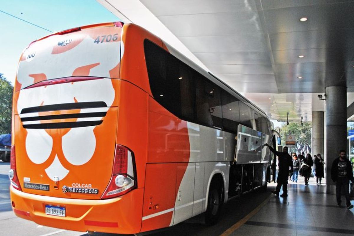 Ônibus da empresa Tienda Léon no aeroporto Aeroparque Jorge Newbery, Buenos Aires