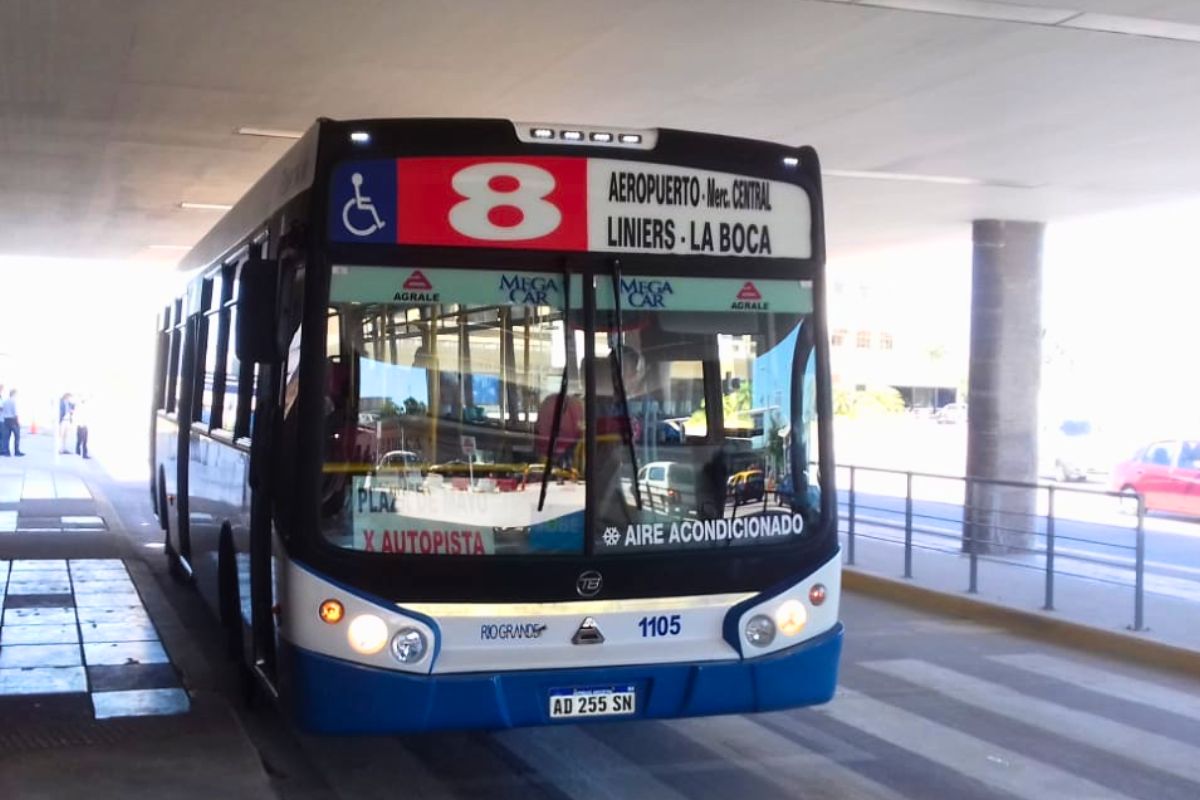 Ônibus da linha 8 partindo do aeroporto Ezeiza em direção ao centro de Buenos Aires