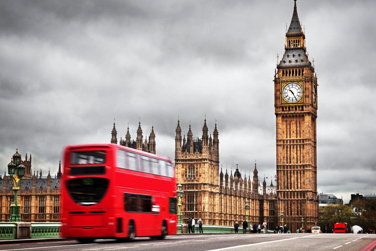 Ônibus do transporte público de Londres no Big Ben