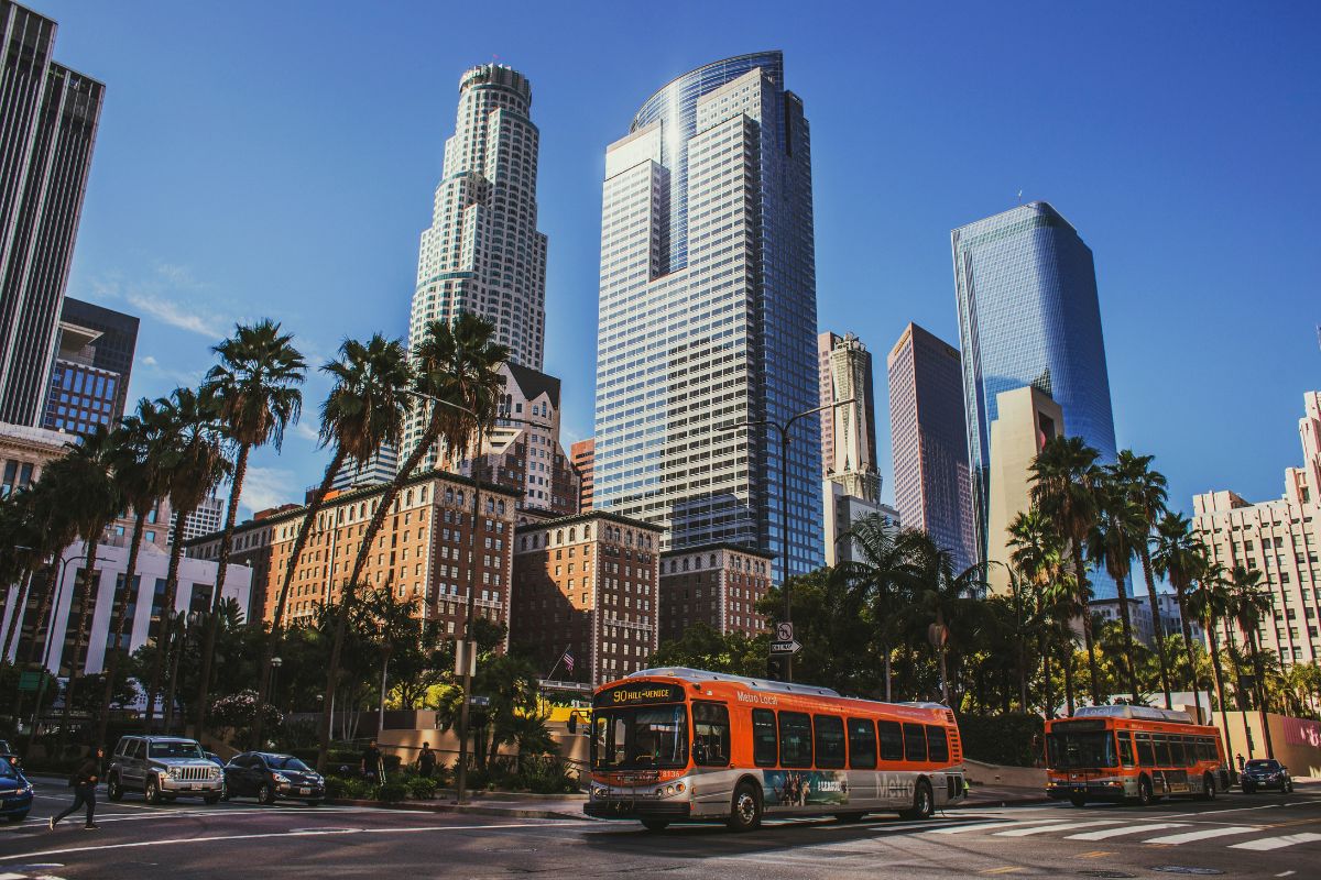 Ônibus de Los Angeles circulando por Downtown