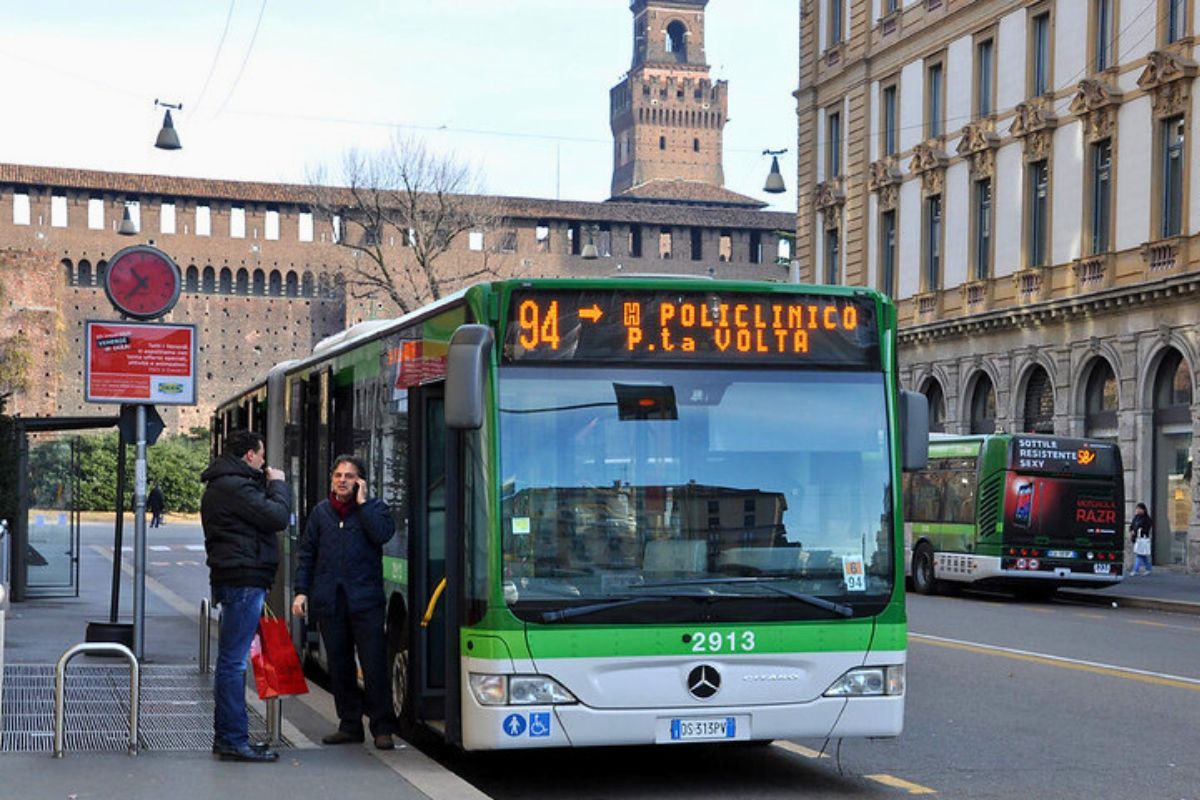 Ônibus estacionado em ponto de ônibus de Milão