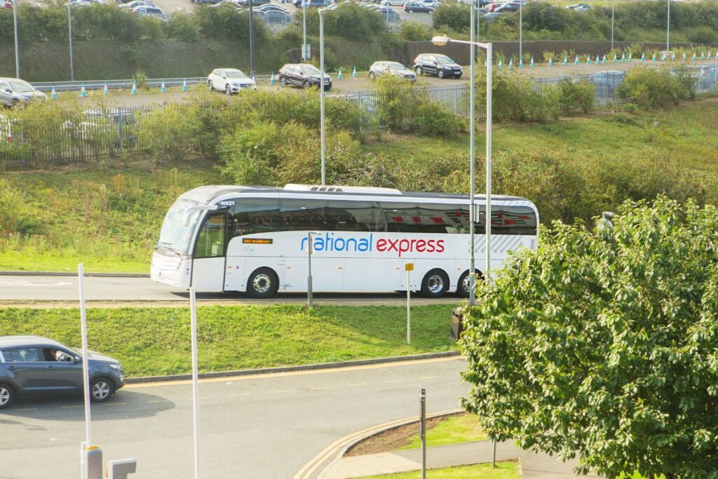 Ônibus da National Express partindo do Aeroporto Heathrow