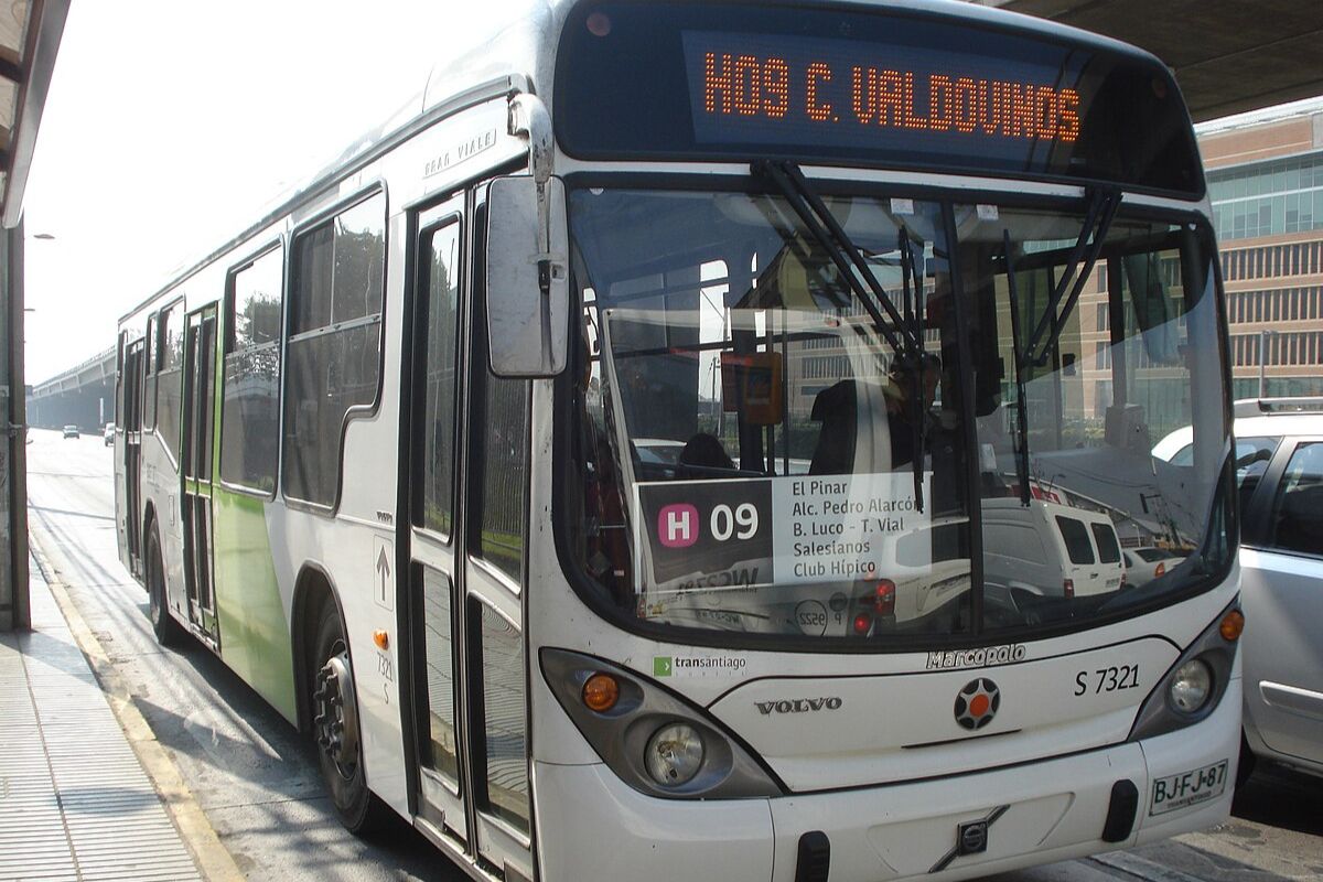 Ônibus metropolitano de Santiago, no Chile, trafegando pelas ruas da cidade