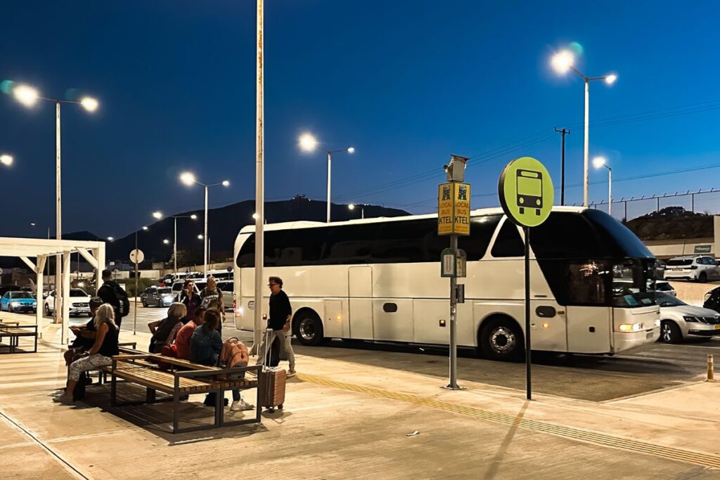 Ônibus no Aeroporto de Santorini