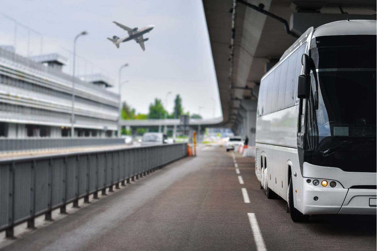 Ônibus estacionado na entrada de um aeroporto