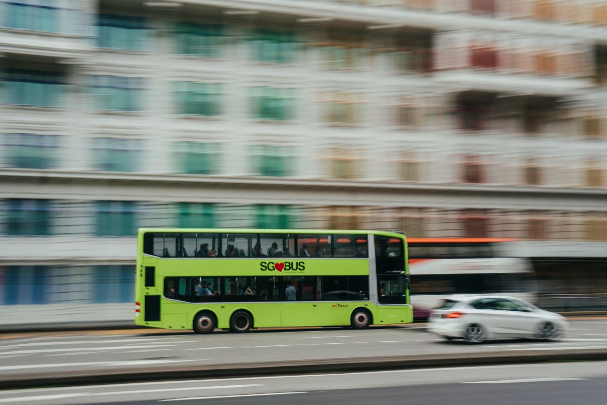 Ônibus de Singapura em avenida