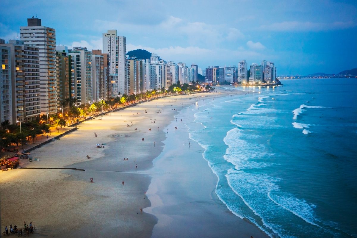 Orla de praia do Guarujá ao anoitecer