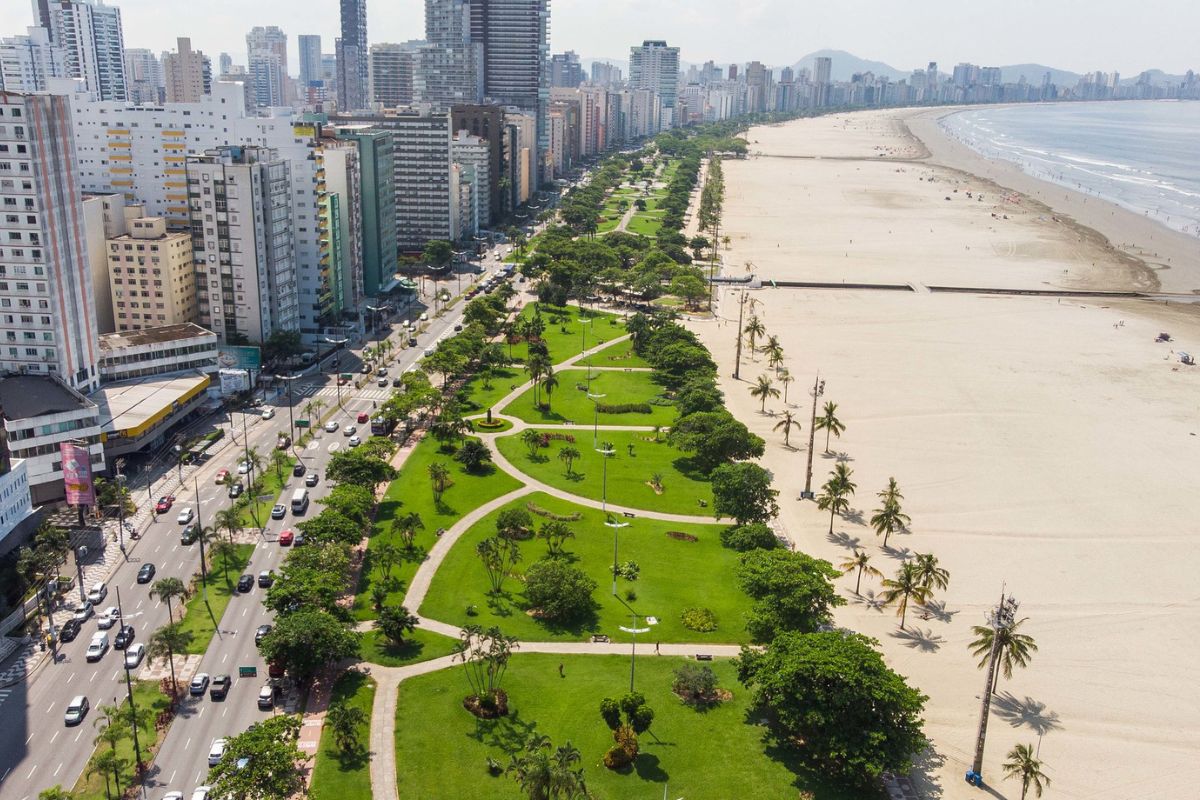 Panorama da orla da praia de Santos, litoral paulista