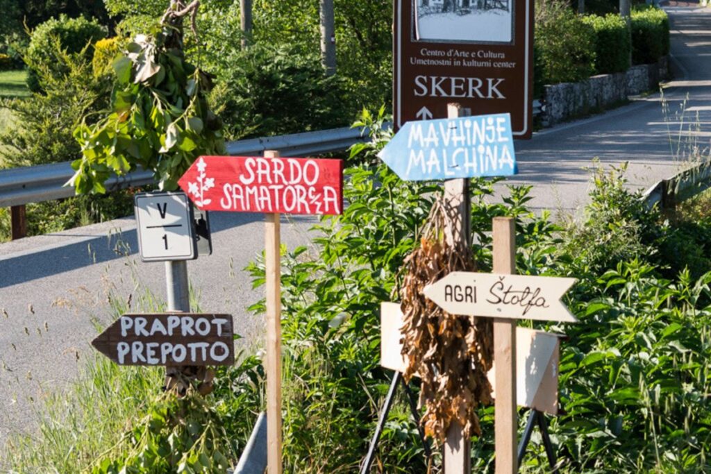 Placas de um Osmize em Trieste, na Itália