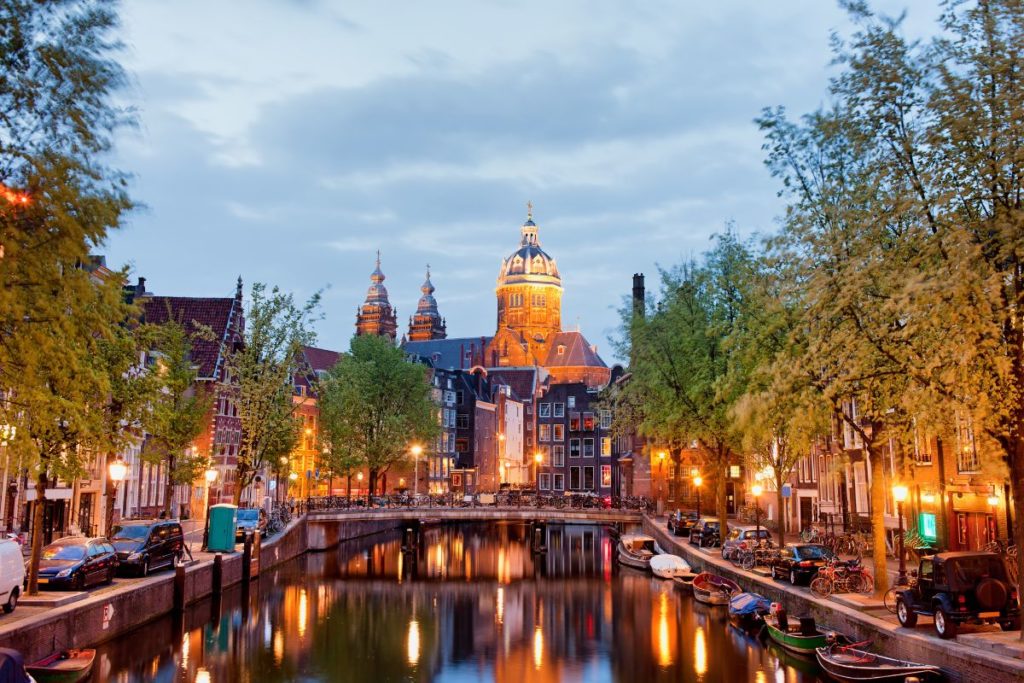 Canal no Red Light District, em Amsterdam
