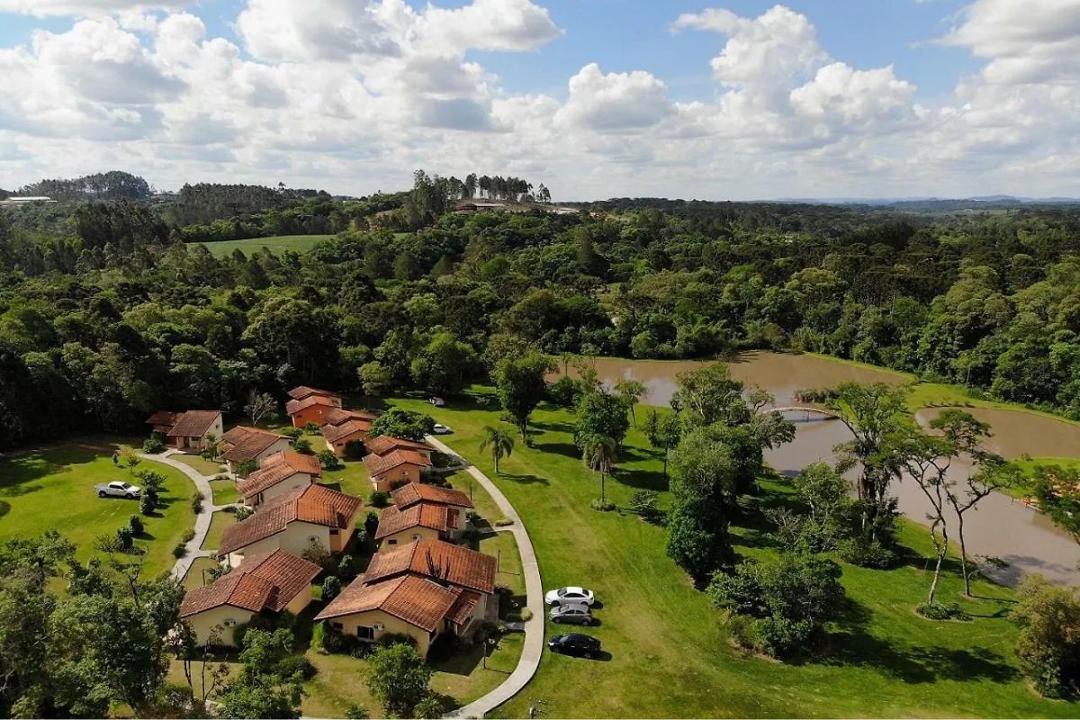 Panorama de chalés em meio à natureza