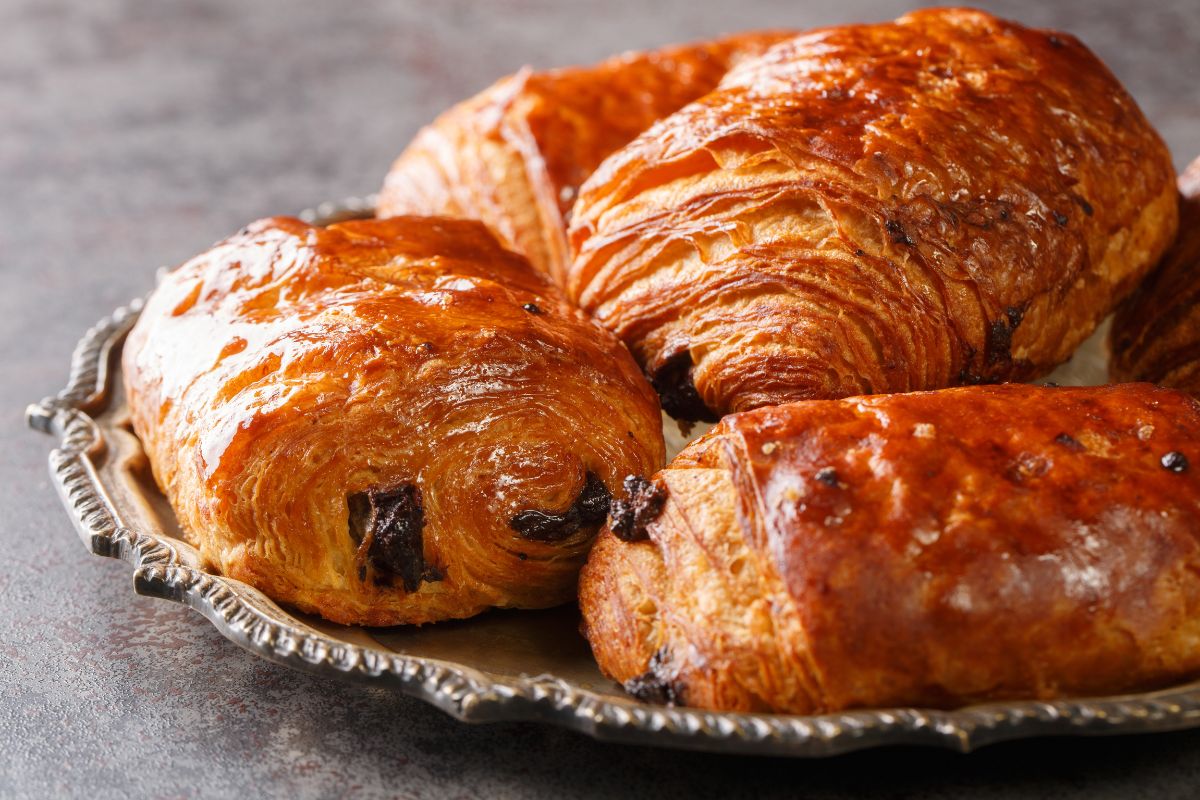 Prato com pain au chocolat